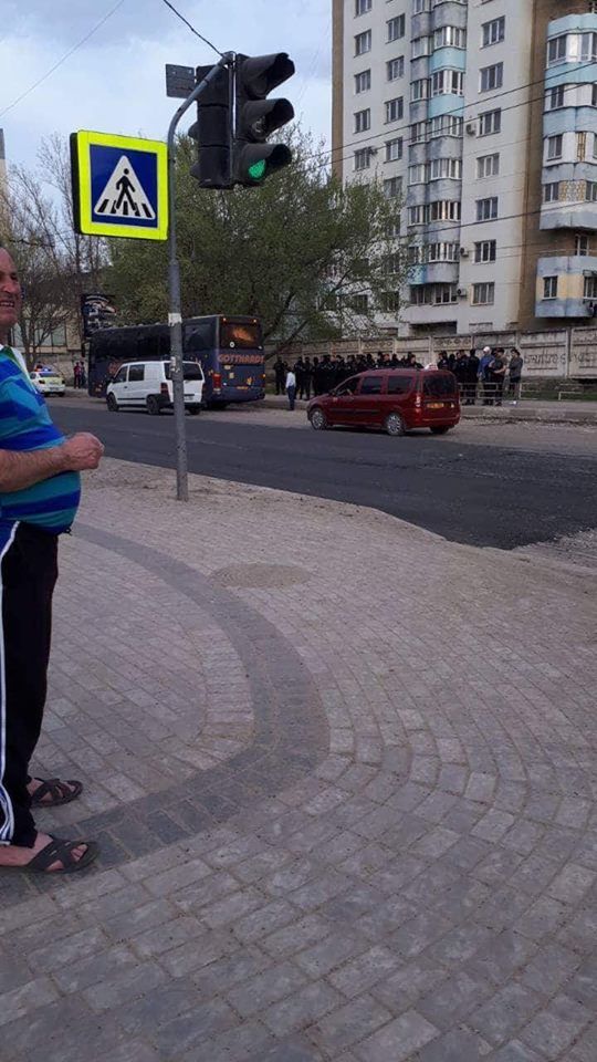 В Бельцах автобус болельщиков "Зимбру" закидали камнями.