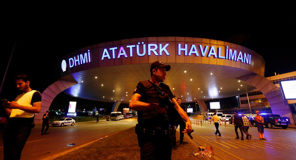 Panica și groaza dăinuiau pe aeroportul Ataturk, menționează pasagerii care se aflau în centrul atacului terorist. Foto: REUTERS/ Murad Sezer