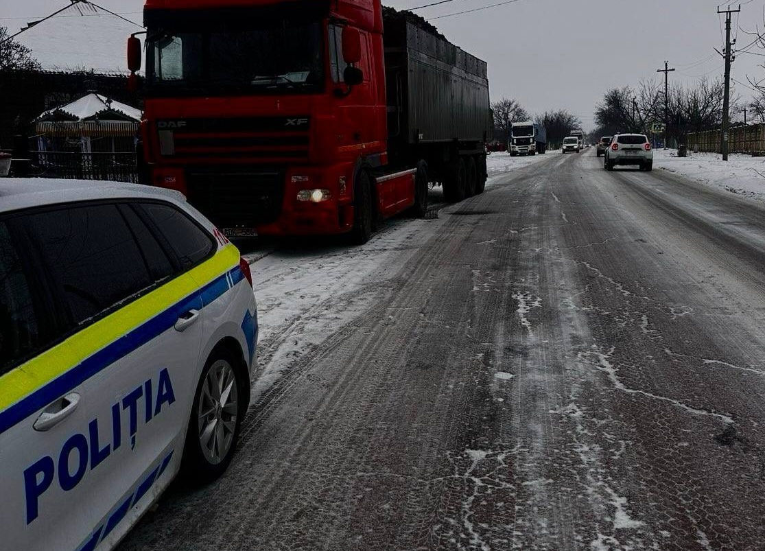 Traficul transportului de mare tonaj, restricționat în nordul Moldovei din cauza poleiului.