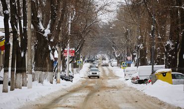 Противоскользящего материала в Кишиневе хватит только на половину зимы.