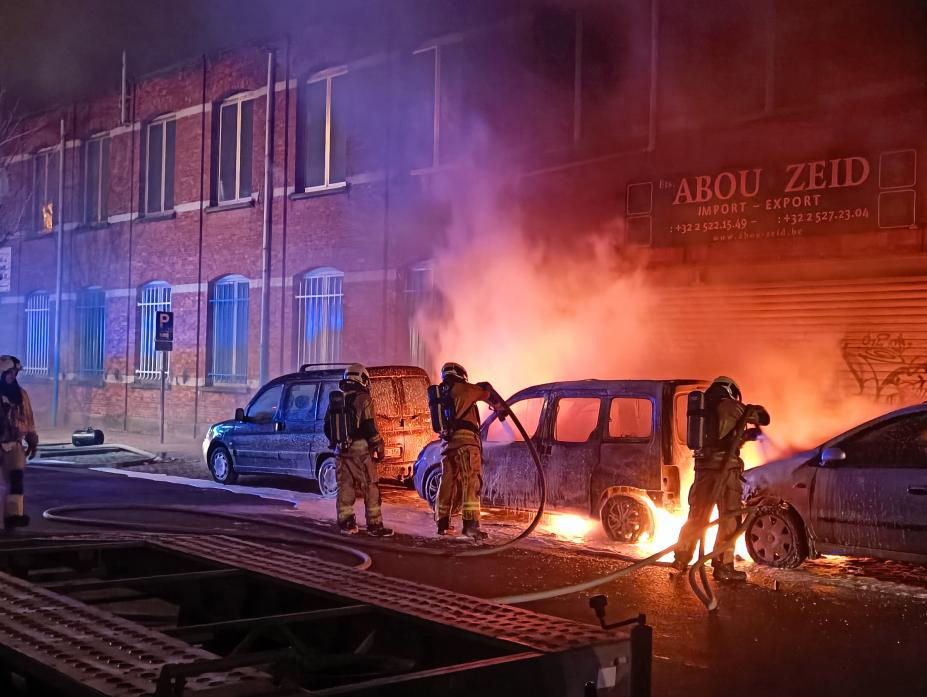 Zeci de mașini au fost incendiate la Bruxelles în noaptea de Revelion: Peste 150 de persoane, reținute.