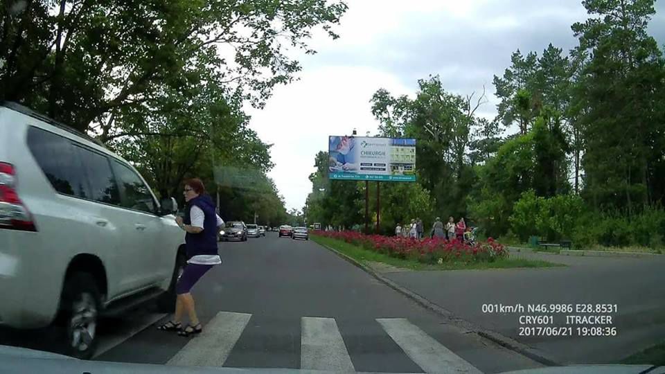 S-a născut în cămașă! Un pieton, la un pas de a fi strivit, la propriu