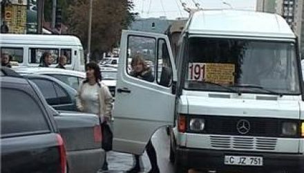 Transportatorii îşi motivează solicitările prin faptul că s-au scumpit carburanţii şi piesele de schimb.
