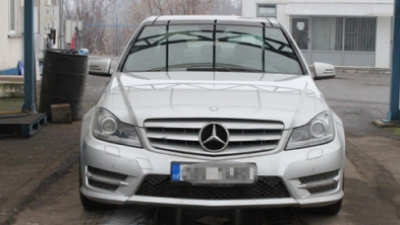 Машина марки Mercedes с румынскими номерами числилась украденной в Венгрии в 2009 году. Фото: emaramures.ro