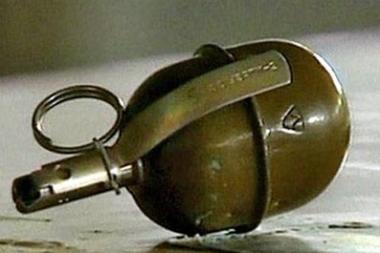 В обуви пенсионер обнаружил металлический предмет, похожий на запал от гранаты, который разорвался у него в руках.