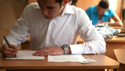 Astfel, elevii din şcolile alolingve vor scrie astăzi, testul la limba română, iar mâine va avea loc sesiunea la limba de instruire. 