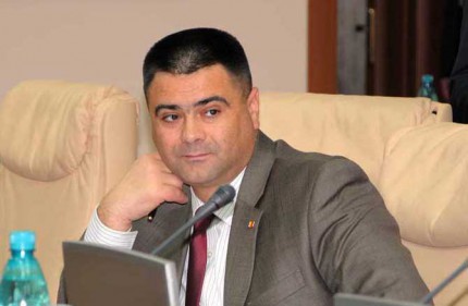 В августе 2012 года министр обороны Виталий Маринуца обучался в Гарвардском университете (Кембридж, США).