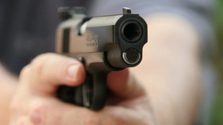 Un bărbat a scăpat cu zile, după ce a fost împuşcat în cap