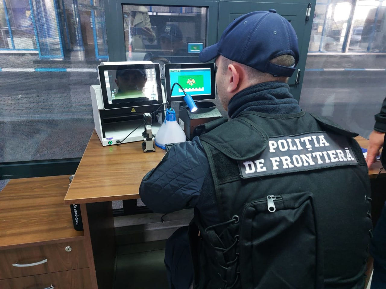 За день у трёх граждан Молдовы нашли на границе фальшивые румынские документы.