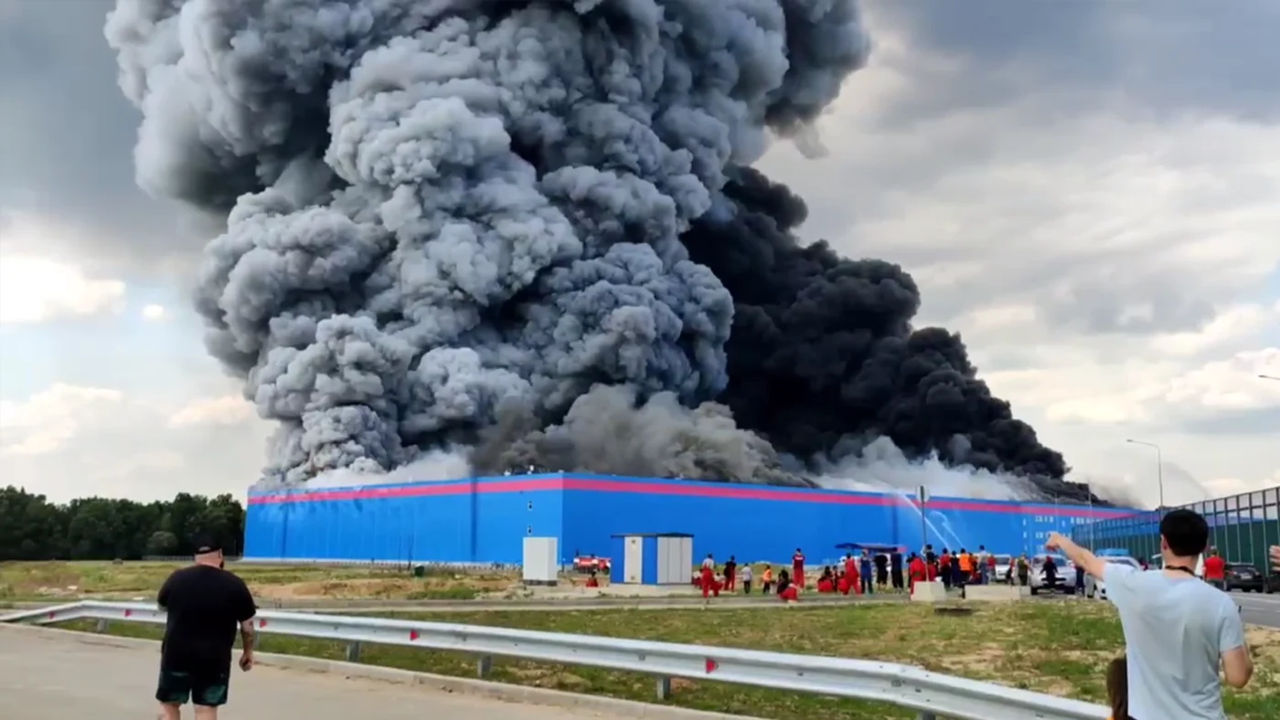 Поджог рассматривается в качестве одной из версий причины пожара на складе Ozon.