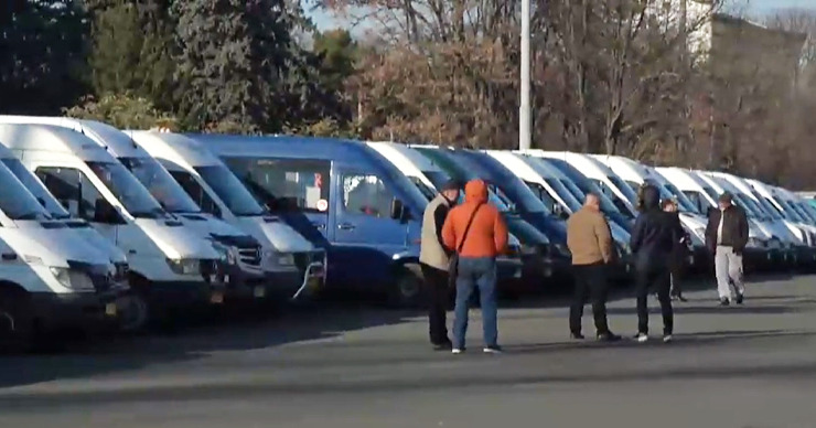 На ПВНС перевозчики проводят протест с требованием повысить тариф.