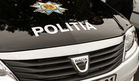 Trei persoane, dintre care un poliţist din Drochia, au fost reţinute pentru comercializarea substanţelor narcotice. Reţinerea grupării a avut loc ieri seara.