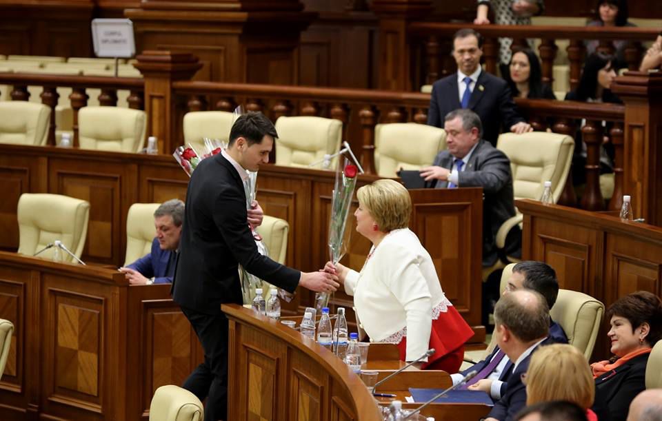 Polemici în Parlament: Femeia este egalată cu o sumă de bani. Foto: mamaplus.md