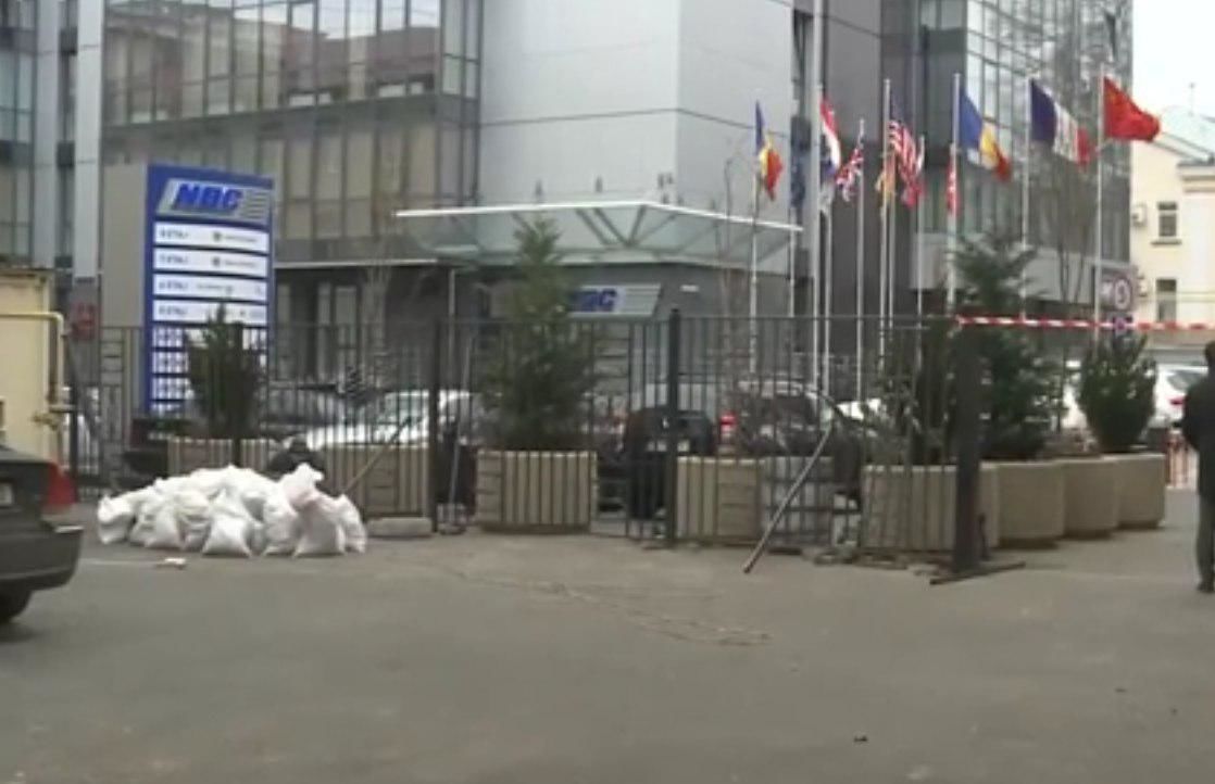 У здания Генеральной прокуратуры установили забор стоимостью более 42 тысяч леев из государственного бюджета. 