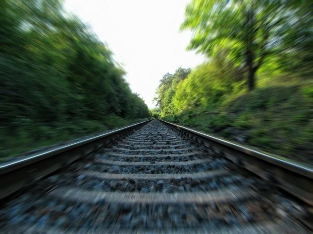 Un copil de doar doi ani a fost lovit de un tren în timp ce stringea iarbă.