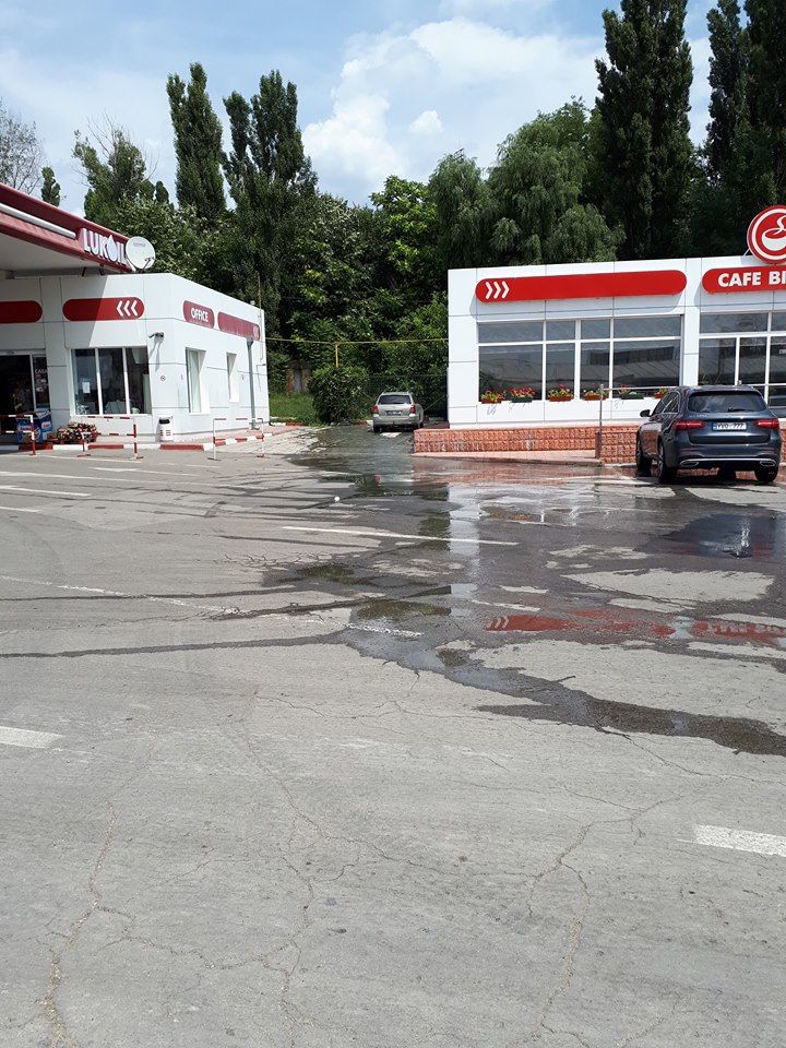 По словам очевидца, вода из канализации постоянно течет с прошлой субботы, но никто из ответственных лиц не торопится разобраться с создавшейся ситуацией. Фото: unimedia.info.