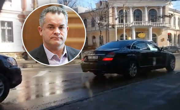 Два мерседеса из кортежа Плахотнюка нарушили правила дорожного движения.