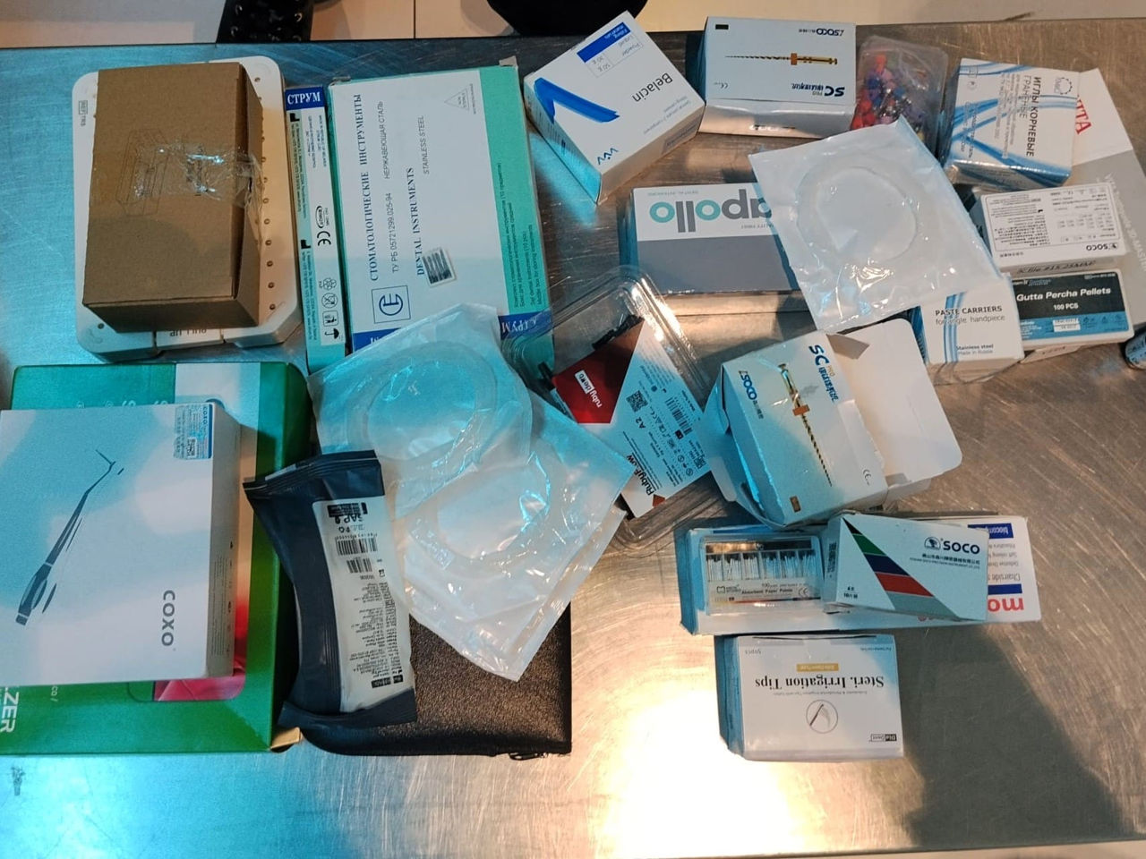 Două tentative de contrabandă cu ustensile stomatologice, dejucate la Aeroportul Chișinău.