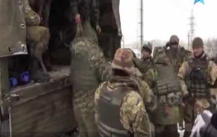 Во время ротации ополченцы провели досмотр прибывших военных и передали украинским войскам тело погибшего солдата Нацгвардии.