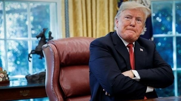 Трамп требует от СМИ извинений на коленях.