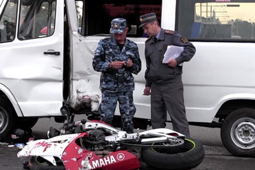 Управлявший мотоциклом марки Yamaha 24-летний местный житель врезался в маршрутное такси в момент, когда автомобиль совершал разворот налево.