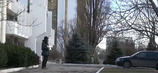 Timp de aproape trei ore, corespondentul Canal 3, deghizat în cerșetor a reușit să câștige 50 de lei.