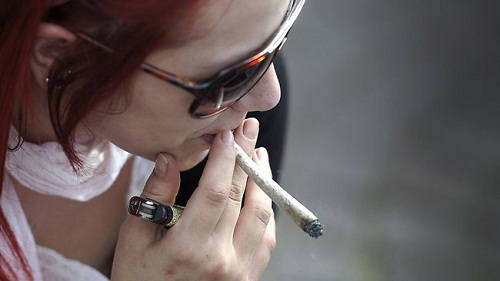 Fumatul de canabis, chiar şi ocazional, o dată sau de două ori pe săptămână, afectează părţi esenţiale ale creierului, implicate în dezvoltarea emoţiilor şi a motivaţiei, mai ales în cazul tinerilor, au descoperit în premieră cercetătorii americani.