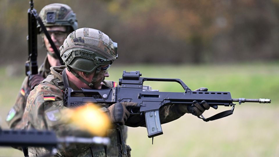В Германии из гражданского грузовика украли 20 тысяч боеприпасов Бундесвера.
