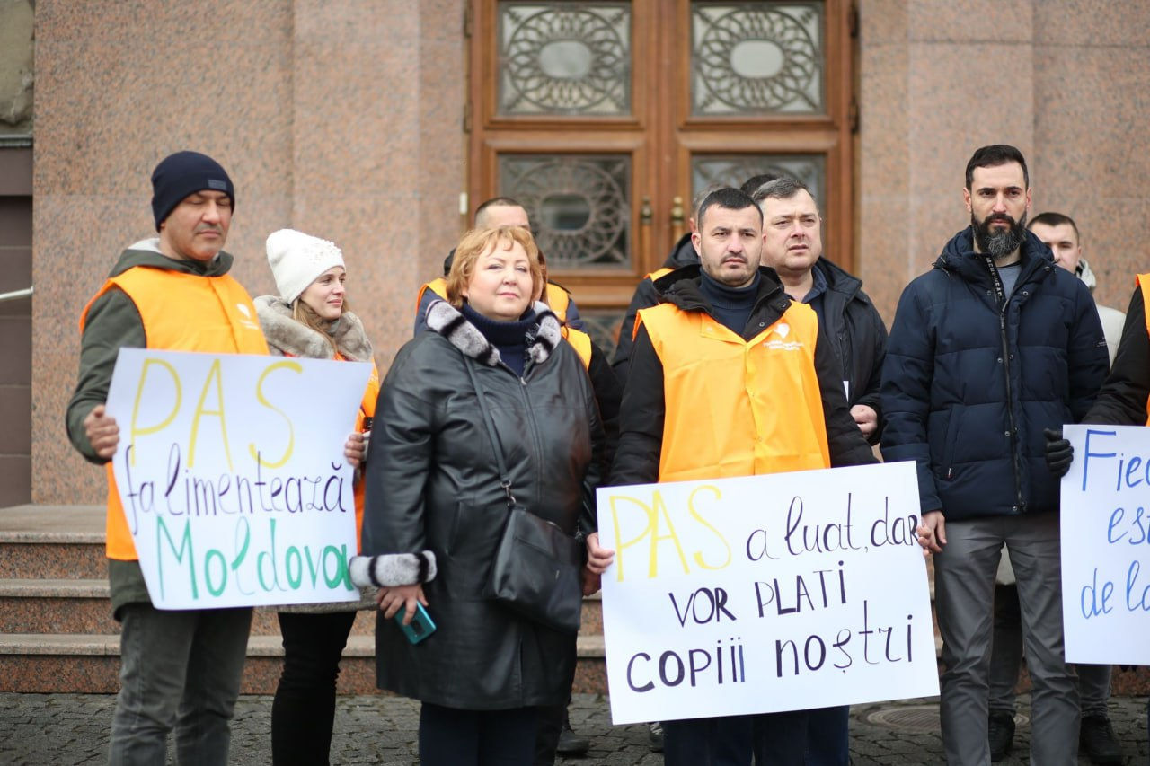 Activiștii Inima Moldovei au protestat la Ministerul Finanțelor.