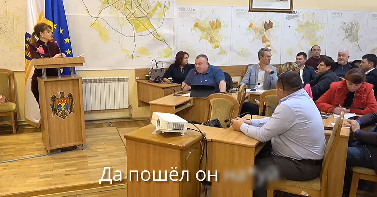 Муниципальный советник нецензурно выругался на заседании.