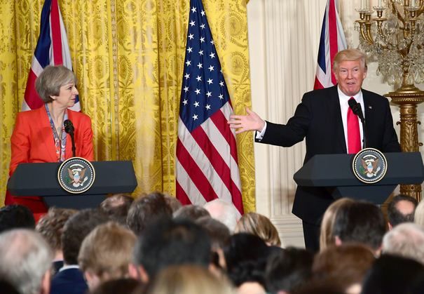 Schimb de replici între Donald Trump şi Theresa May.