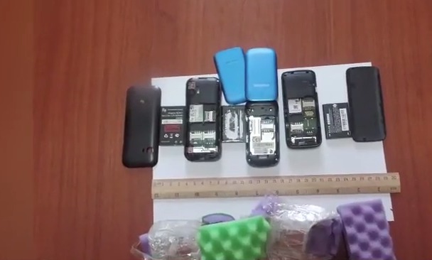 Colet zburător: Au aruncat în curtea penitenciarului un pachet cu telefoane