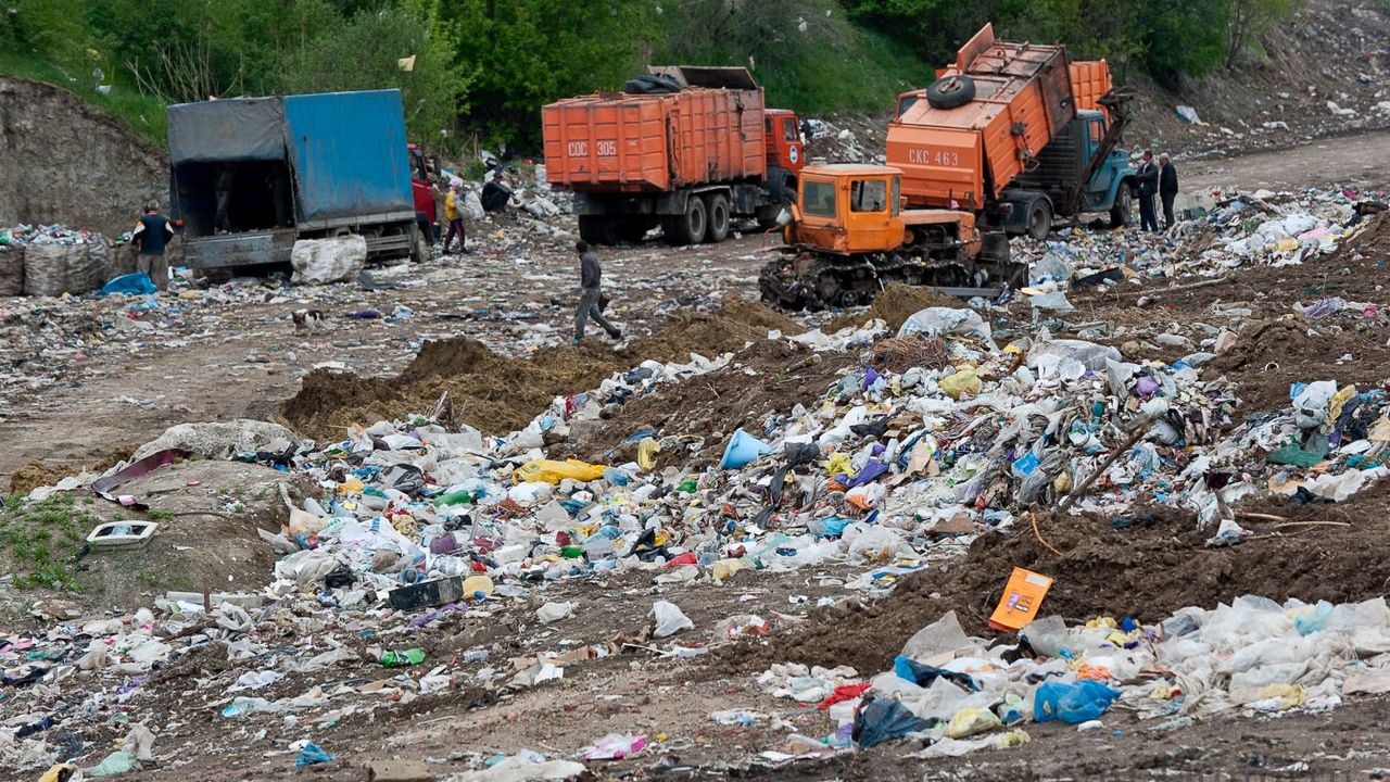 Жители Бубуечь перекрыли въезд на столичную свалку.