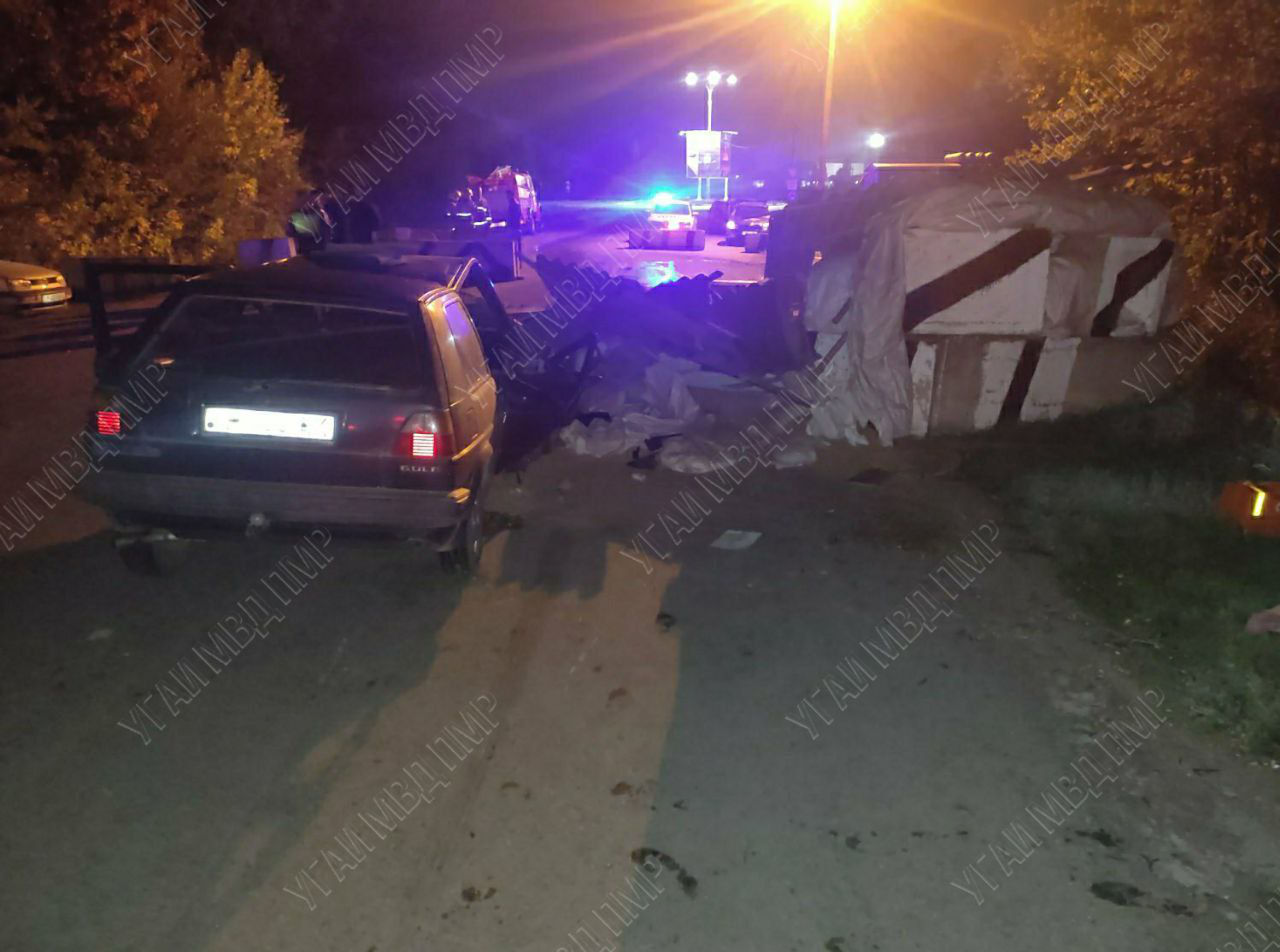 Смертельное ДТП в Рыбницком районе: автомобиль врезался в бетонное ограждение.