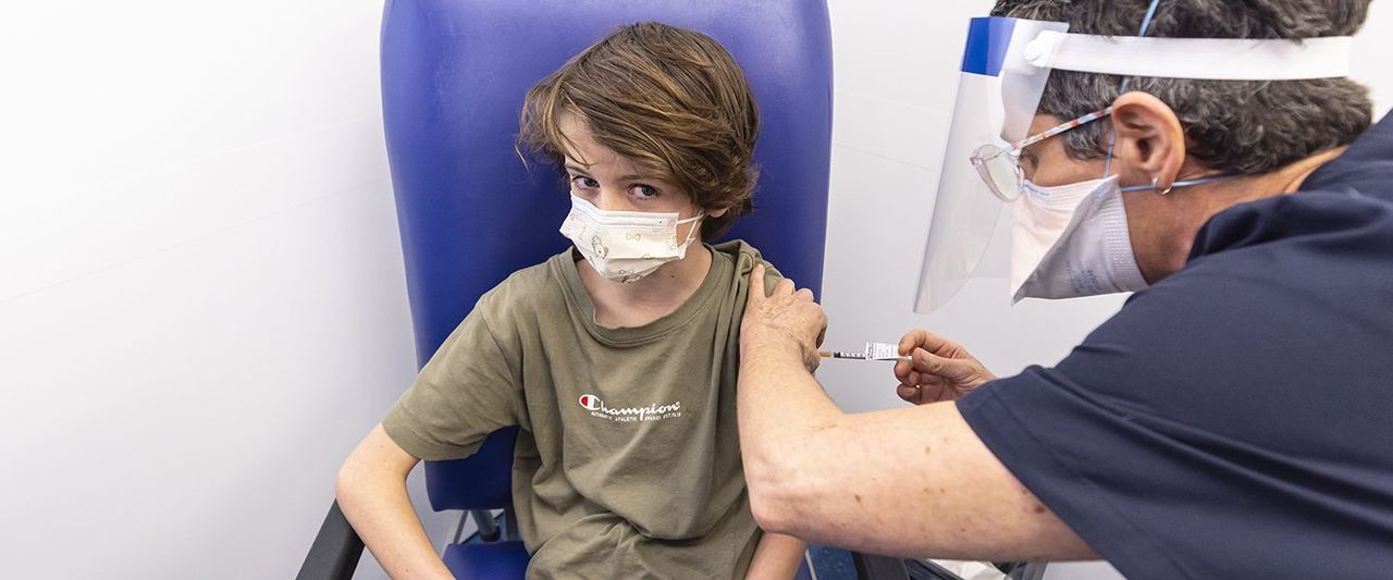 Вакцину Pfizer признали эффективной и безопасной для детей.