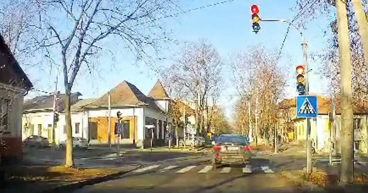Столичный автохам так торопился, что проехал перекрёсток на красный свет.