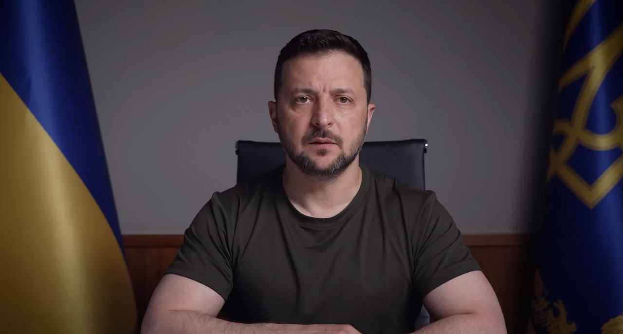 Зеленский подтвердил удар ВСУ по аэродрому в Джанкое: Правильный удар.