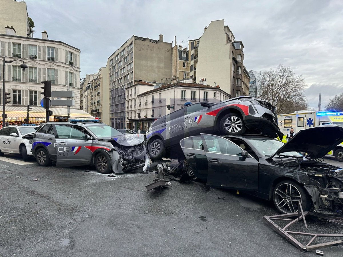 В Париже в автомобильной погоне за нарушителем пострадали 10 полицейских.