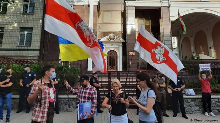 Украина заморозила все контакты с Белоруссией.