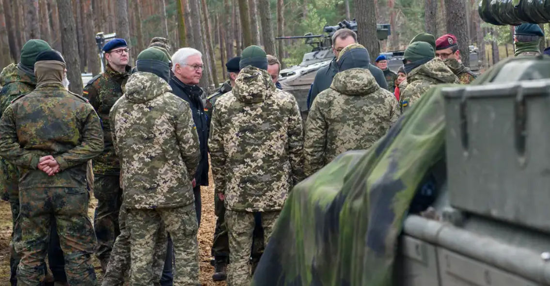 Боррель: К концу лета ЕС обучит 60 тысяч украинских военных.