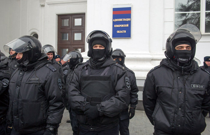 Дополнительные силы ОМОНа прибыли на площадь в Кемерово.