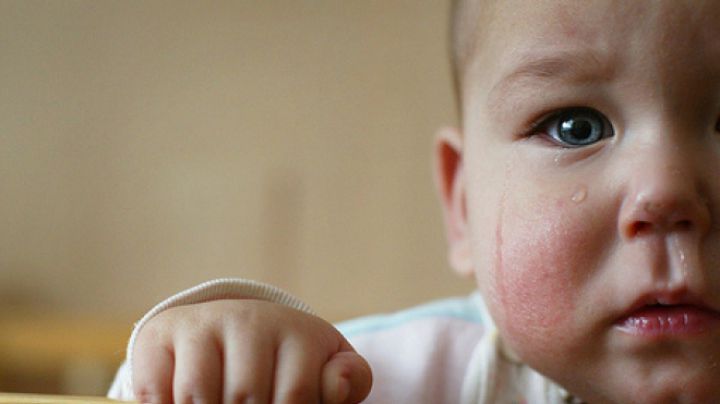 Indiferenţa naşte monştri şi face victime. Asta o confirmă cazul unei femei care a adus pe lume doi copii, dar atunci când a obosit de ei i-a scos şi i-a abandonat, dezbrăcaţi, în scara rece a blocului.