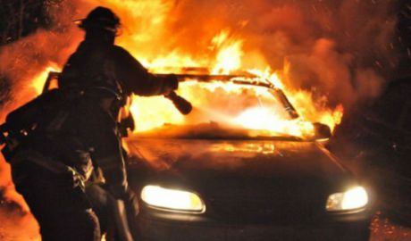O maşină a luat foc în această noapte în capitală. Foto: jurnal.md