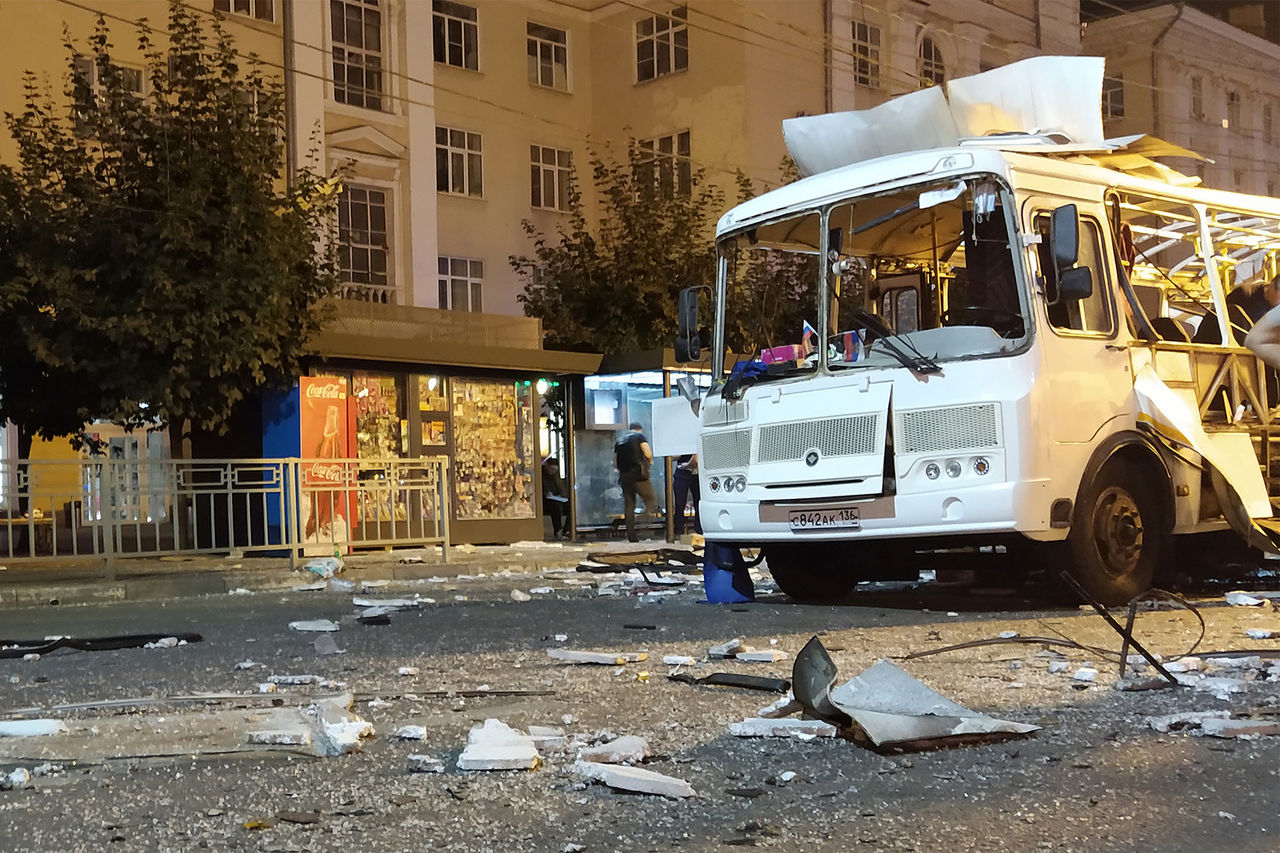 Во взорвавшемся в Воронеже автобусе не нашли следов взрывчатых веществ.