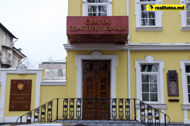 Orice cetățean, implicat într-un proces de judecată, poate depune o petiţie de neconstituţionalitate la Curtea Constituțională.