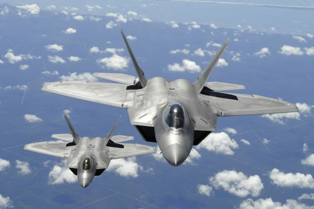 Истребители F-22 Raptor.
