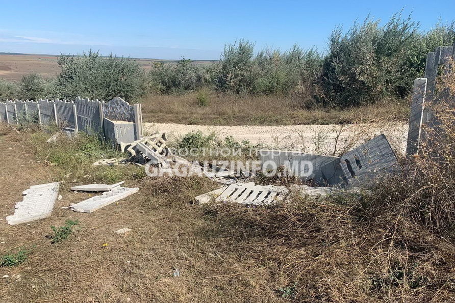 ДТП в Бешгиозе: неизвестный водитель снес ограждение кладбища.