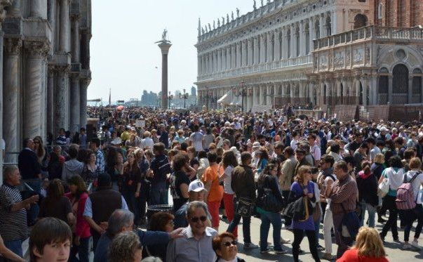 Locuitorii Veneției au ieșit în stradă pentru a protesta .