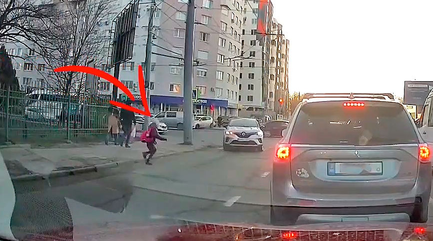 В столице девочка, перебегавшая дорогу, угодила под колеса авто.