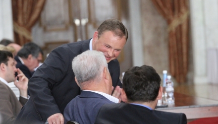 Anunțul a provocat zâmbete printre aleşii poporului, care s-au întrebat dacă asta ne va ajuta să călătorim fără vize şi în Uniunea Europeană.